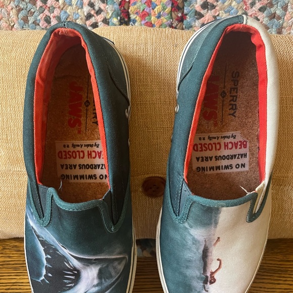 SPERRY, MENS SIZE 9, SLIP ON CANVAS, JAWS THEME SHOE - Picture 14 of 16